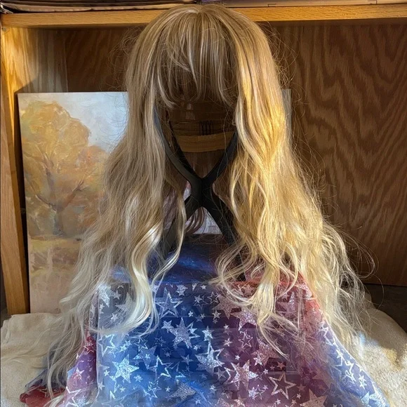 Blonde synthetic wig 28 inch - Picture 1 of 11